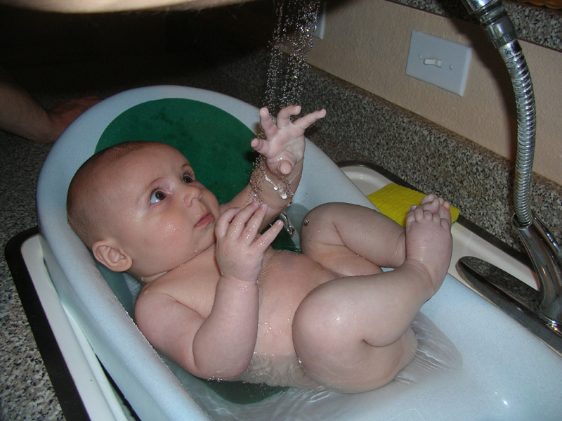 18-Kenny_taking_a_bath-enjoying_the_faucet