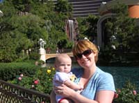 29-Kenny_and_Mommy_in_front_of_Wynn_casino