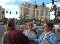 12-Kenny_with_family_and_Bellagio