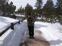 038-Mommy_and_Kenny_on_way_to_Inspiration_Point