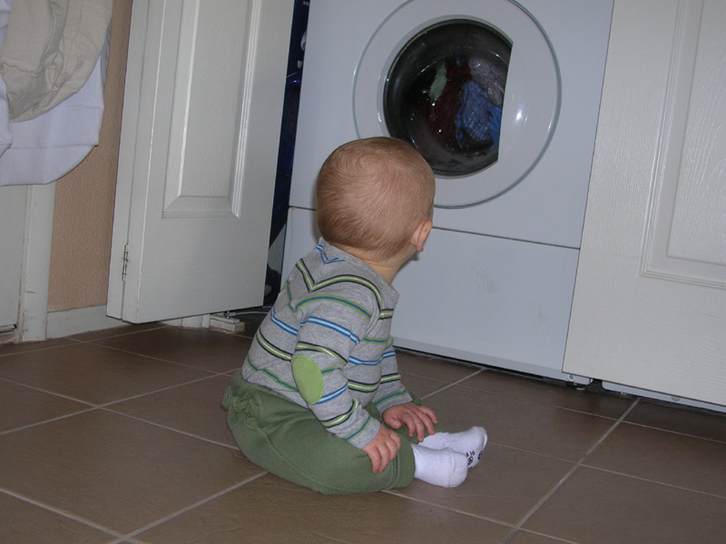 05-watching_the_washing_machine