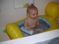04-Kenny_really_likes_his_bath