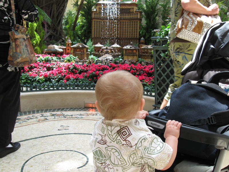 93-Kenny_watching_mini_fountain