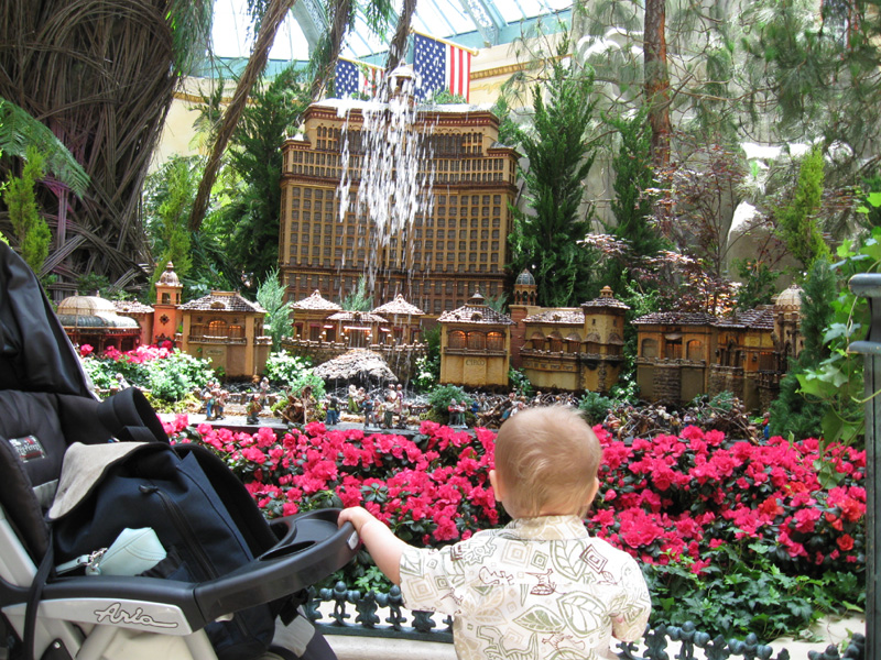 94-Kenny_watching_mini_fountain