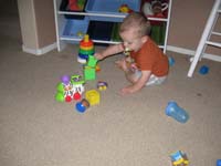 06-Kenny_stacking_blocks