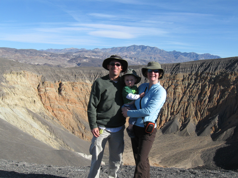 098-Daddy_Kenny_Mommy_at_Ubehebe_Crater