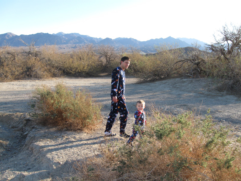 34-Daddy_and_Kenny_are_searching_the_desert...