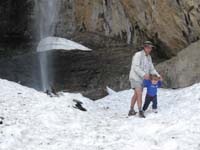 31-Daddy_helps_Kenny_walk_on_snow