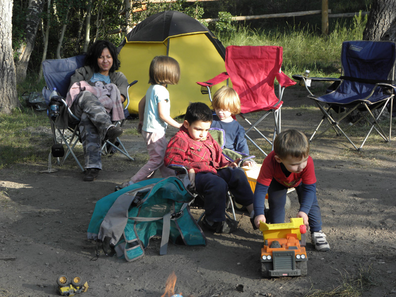 87-kids_hanging_out_at_camp