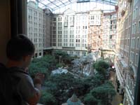03-Kenny_looking_at_the_Sam's_Town_atrium
