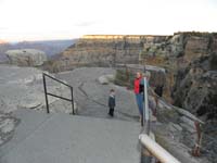 014-Mommy_and_Kenny-last_people_at_the_viewpoint