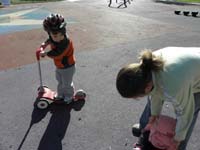 05-Kenny_stops_to_say_hi_to_Elizabeth_and_Amelia