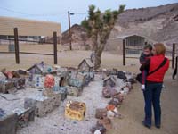 43-Kenny_and_Mommy_at_Rhyolite_Ghosttown