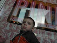 27-Kenny_at_Pinks_ready_for_his_hot_dog