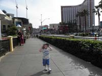 40-Kenny_cruis'n_the_Strip-looking_south_from_The_Wynn