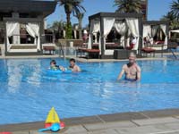 60-Kenny_Daddy_Poppy_in_the_pool