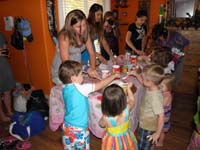 06-cake_decorating_at_Zoe's_birthday_party