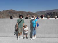 18-family_at_the_state_line_between_Nevada_and_Arizona