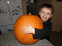 01-Kenny_hugs_the_pumkin_before_carving_it