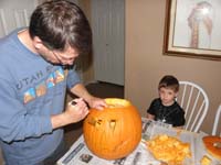 05-Daddy_cuts_the_pumpkin_face