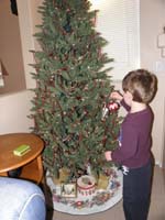 07-Kenny_puts_the_first_ornament_on_the_tree