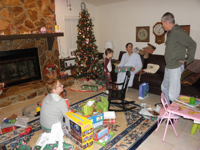 165-family_opening_gifts