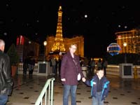 54-Mommy_and_Kenny-on_our_way_to_watch_the_Bellagio_fountains