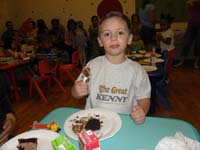 53-Kenny_eating_cake