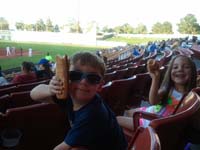 22-Kenny_and_Sierra_eating_hot_dogs_at_Las_Vegas_51s_baseball_game