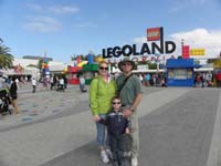 02-family_in_front_of_Legoland