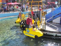 45-Daddy_and_Kenny_waiting_for_the_Aquazone_Wave_Racer_to_start