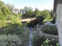 58-kids_playing_in_the_yard