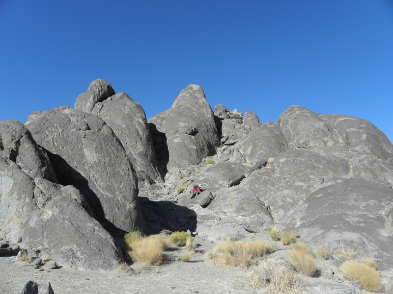 080-Kenny_climbs_rock
