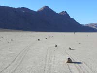 049-moving_rocks-looks_like_a_race_track