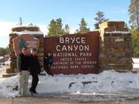 14-family_in_front_of_entrance_sign_for_Bryce_Canyon_National_Park