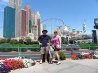 17-Daddy_Kenny_Mommy_in_front_of_New_York_New_York