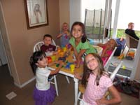 08-Kenny_Sarena_Tara_Sierra_Zoe_and_Kammy_play_with_Play-doh