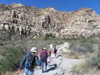 11-family_starting_their_hike_along_the_Children's_Discovery_Trail_to_Lost_Creek_Fall