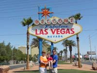 38-Mommy_Kenny_Daddy_at_Welcome_to_Fabulous_Las_Vegas_sign