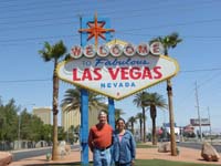 39-Poppy_and_Baba_at_Welcome_to_Fabulous_Las_Vegas_sign