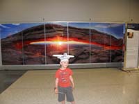 37-Kenny_in_front_of_a_Peter_Lik_photograph