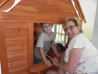 04-Kenny_in_his_new_playhouse-Grammy_orders_food