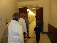 02-Kenny_and_his_entourage_support_team_entering_the_hosptial