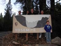 01-family_at_entrance_to_Yosemite_NP_from_Oakhurst_side