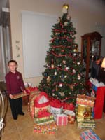 01-Kenny's_ready_to_hang-out_the_presents_at_Baba_and_Poppy's_house