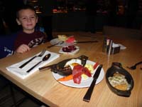 25-very_good_buffet-many_items_on_portioned_sized_skillets-great_taste_and_presentation-odd_for_a_buffet
