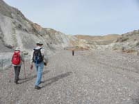 04-hiking_together_in_the_wash