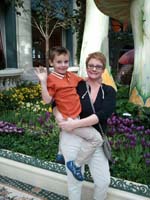 09-Kenny_and_Mommy_at_Bellagio_conservatory