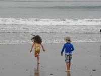 03-Sierra_and_Kenny_heading_to_the_ocean