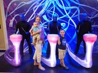 03-Mommy,Kenny,Wade_with_Blue_Man_Group_display_in_Monte_Carlo_after_dinner_at_Hard_Rock_Cafe